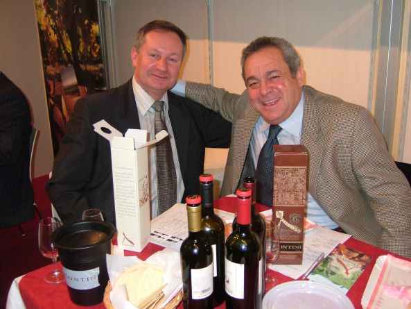 VINITALY 2006 - Andrzej Remesz z EUROVIN na stoisku producenta win z Sardynii CONTINI 