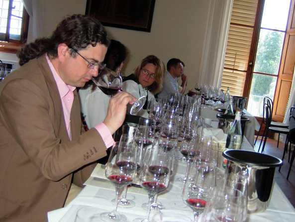 TOSKANIA - książę Duccio Corsini degustuje wina innych producentów podczas prezentacji ALLA CORTE DEL VINO