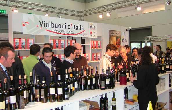 Targi wina Vinitaly w WERONIE 2007 - stand wydawnictwa "Vini Buoni d Italia"